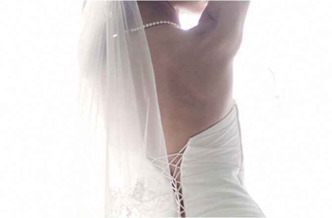 露出の多いドレスには何を合わせる?