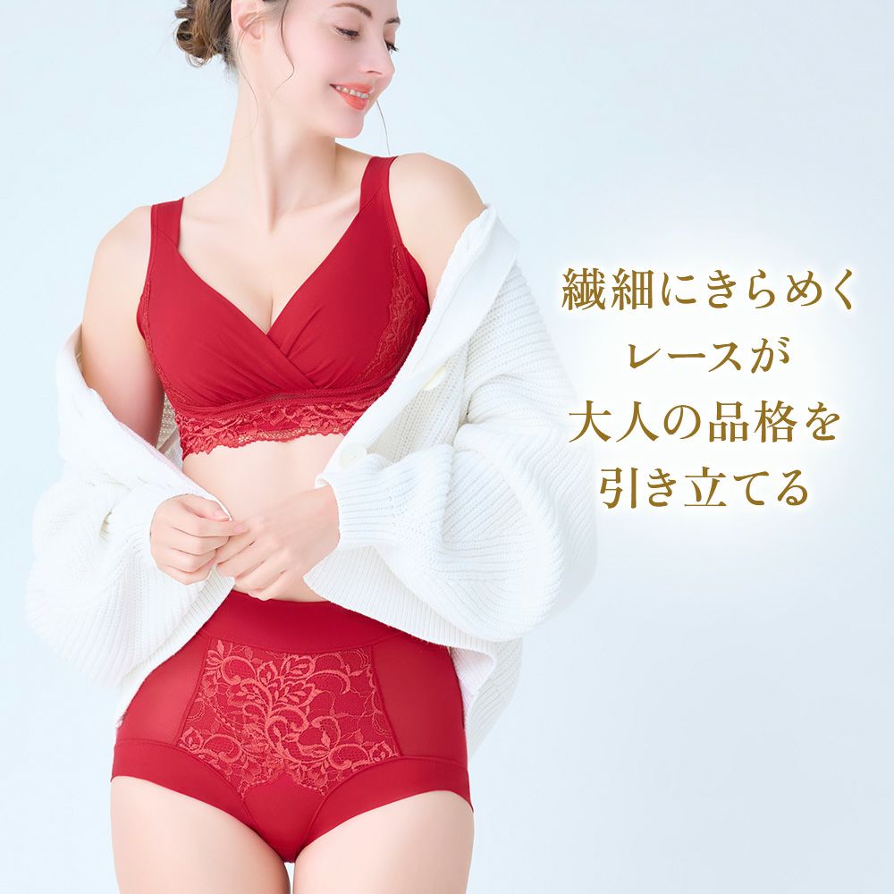 繊細にきらめくレースが大人の品格を引き立てる